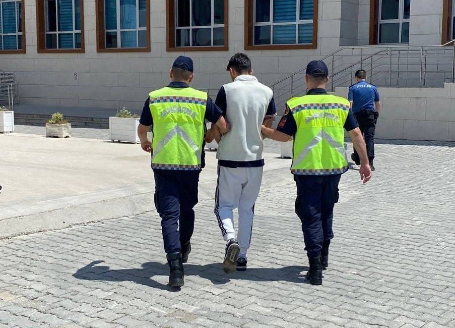 Yalova’da telefon dolandırıcılığı operasyonunda 1 tutuklama Yalova’da polis yalanıyla Irak uyruklu şahsın 1 milyon lira değerindeki