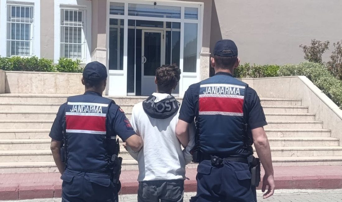 Yalova’da yaşlı adamı 10 milyon lira dolandıran 2 kişiden 1’i tutuklandı Yalova’da telefonda kendilerini MİT personeli olarak tanıtarak yaşlı adamı 10