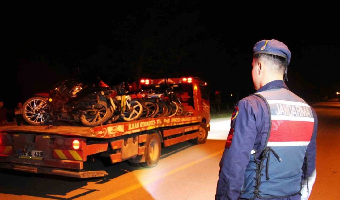 Yarışa başlayamadan jandarmaya yakalandılar: Çekici önünde poz verdiler SAKARYA (İHA) – Sakarya’nın Akyazı ilçesinde bir grup gencin yasa