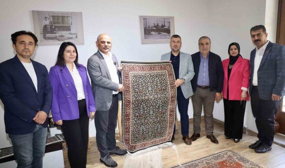 “Yedi Dağın Çiçeği” 15 ayda tamamlandı Hereke Halı Müzesi ve Üretim Atölyesi’nde 15 ay önce ilk
