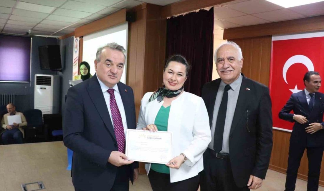 Yetenek yarışmasında başarılı öğrenciler ödüllendirdi Bozüyük Kaymakamı Adem Öztürk, İlçe Milli Eğitim Müdürlüğü ve Yeşilay