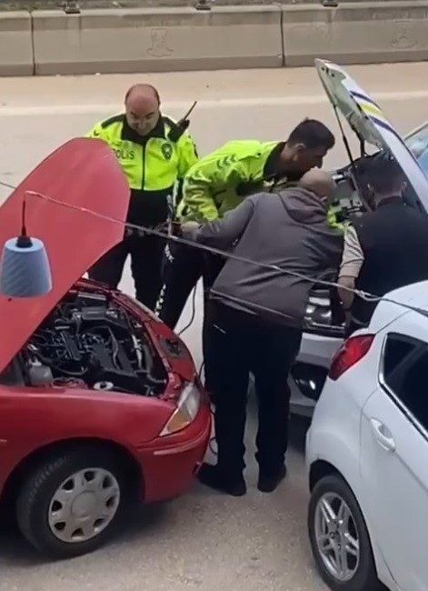 Yolda kalan otomobilin imdadına trafik polisleri yetişti Bilecik’te seyir halinde aküsünde bir sorun oluşan sürücünün imdadına trafik