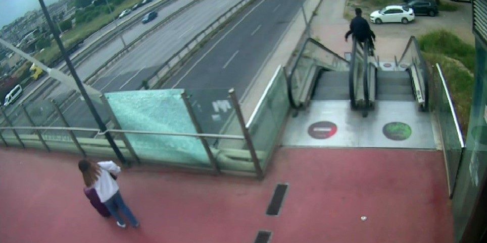 Yürüyen merdiveni adeta lunapark aletine çevirdiler Kocaeli’de iki kişi, yürüyen merdiveni adeta lunapark aletine çevirdi. Yürüyen