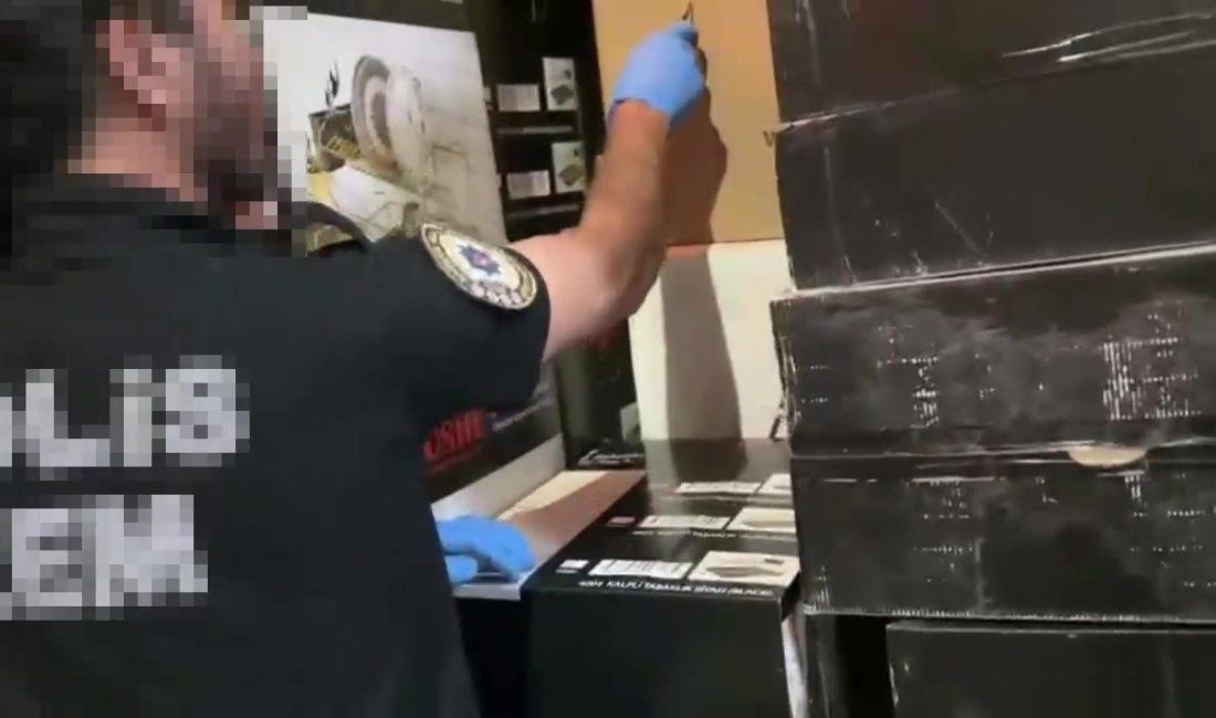 Züccaciye ürünlerinin arasında 35 bin paket kaçak sigara ele geçirildi Kocaeli’nin İzmit ilçesinde bir araçta yapılan aramada züccaciye ürünlerinin arasına