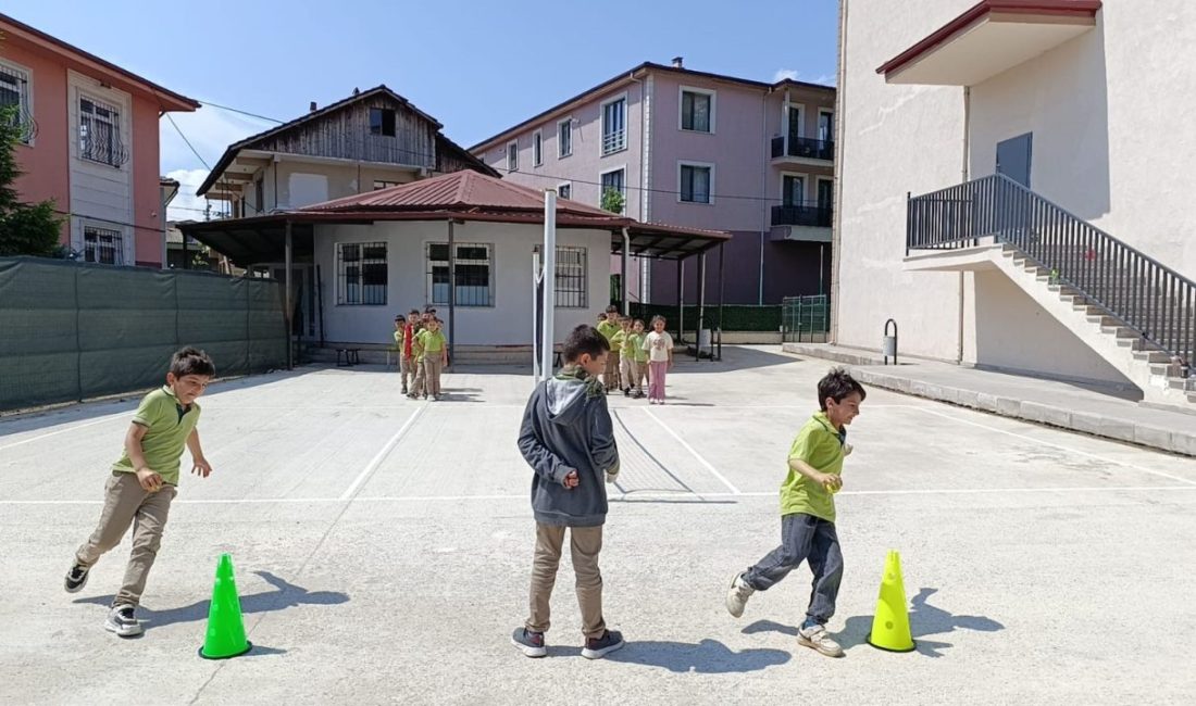 1055 öğrencinin katılımıyla yapıldı DÜZCE(İHA) – Düzce’de bin 55 ilkokul öğrencisi geleneksel oyunları oynadı.