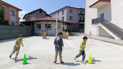 DÜZCE(İHA) – Düzce’de bin 55 ilkokul öğrencisi geleneksel oyunları oynadı.