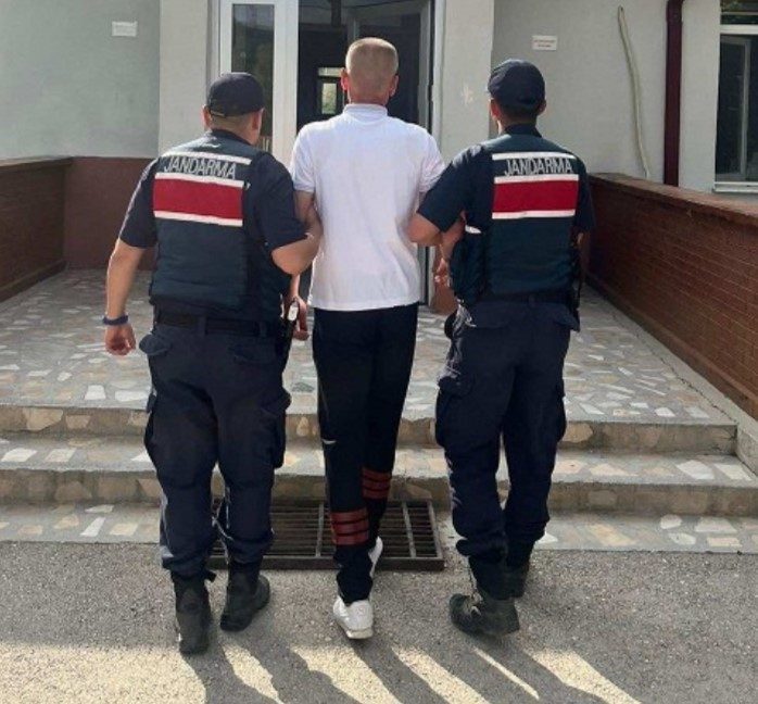 12 yıl 5 ay kesinleşmiş hapis cezası bulunan şahıs ormanlık alanda yakalandı Bolu İl Jandarma Komutanlığı ekiplerince yürütülen çalışmalar neticesinde, hakkında 12