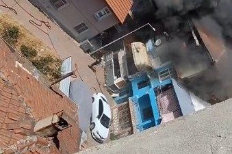 Kocaeli’nin İzmit ilçesinde 3 katlı binada çıkan yangın, bitişiğindeki binaya