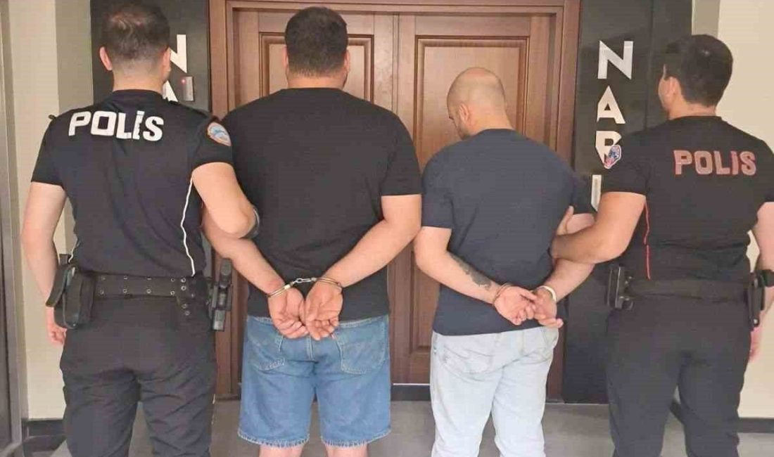 2 şüphelinin üzerinden 162 adet sentetik ecza hapı ele geçirildi Kocaeli’nin Darıca ilçesinde araçla seyir halinde olan 2 şüphelinin üstünde