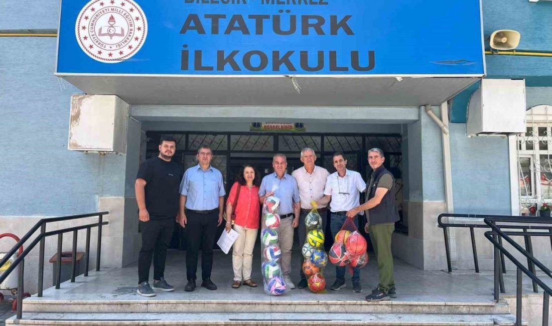 Bilecik’te 20 kilogram atık pil toplayan çocuklara 16 adet futbol,