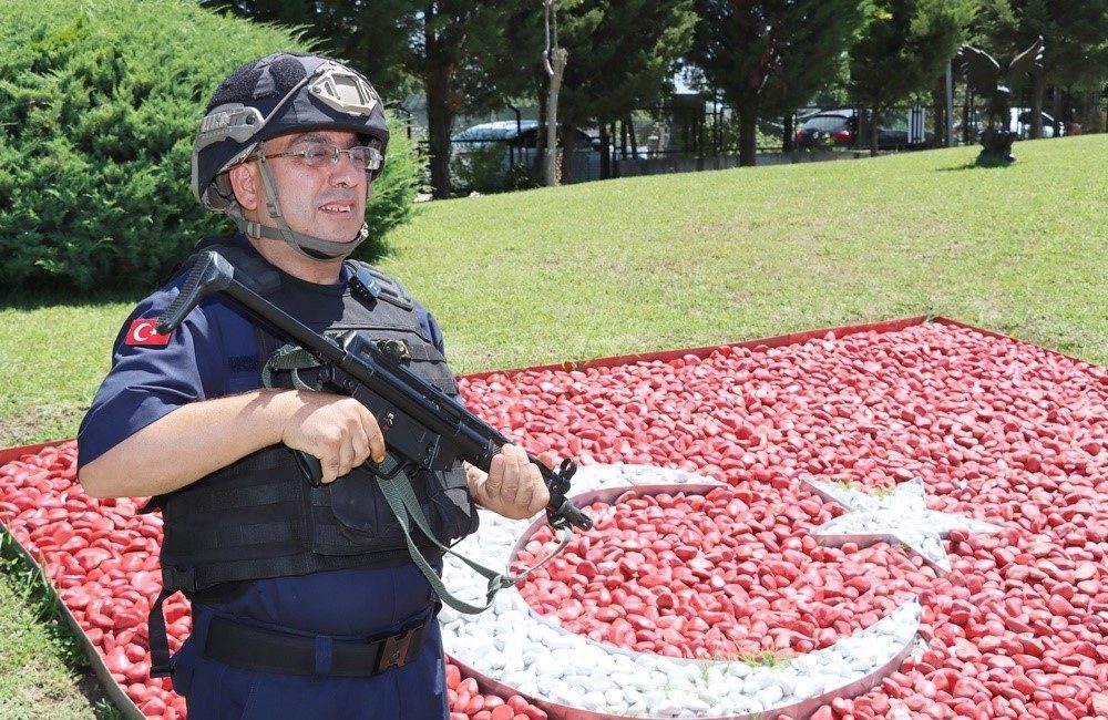 Yalova Belediyesi’nde temizlik işçisi olarak çalışan 52 yaşındaki Mahmut Kanarya’nın
