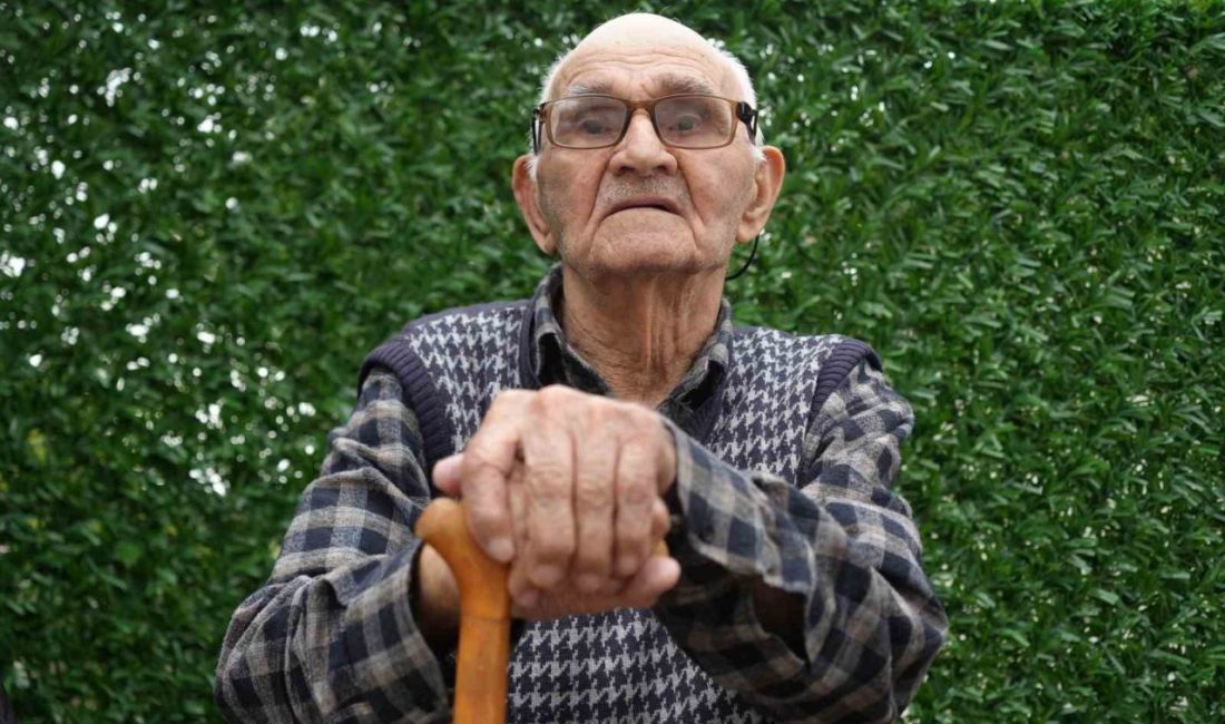 Kocaeli’nin İzmit ilçesinde yaşayan 96 yaşındaki İbrahim Özkan, uzun ve