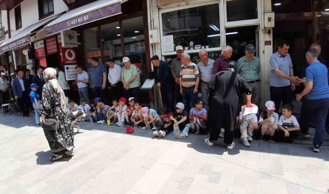 Ahilik geleneğine katılan minikler ellerini semaya açtı Bolu’nun Mudurnu ilçesinde 7 asırlık ahilik geleneği bu hafta da