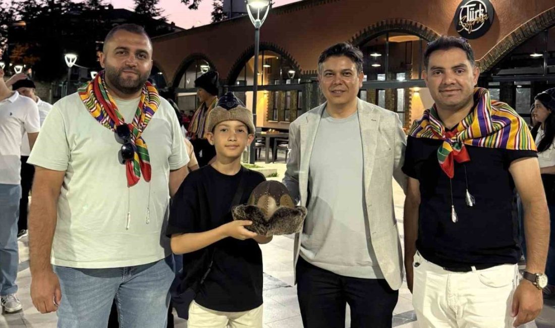 Ahlat’dan gelen gençler Bilecik’in tarihi yerlerini gezdiler Bilecik’te “Kayı Boyunun İzinde Göç Yolları” projesi kapsamından Bitlis’in Ahlat