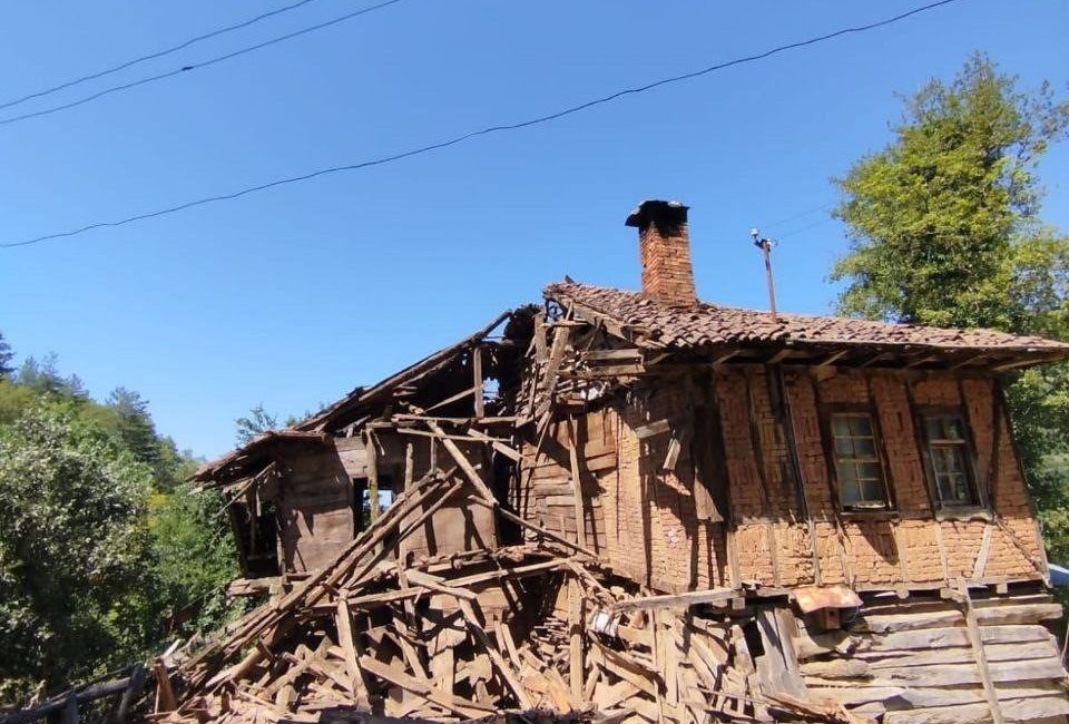 Ahşap ev çöktü, hayvanlar son anda kurtarıldı Kastamonu’nun Cide ilçesinde çöken ahşap evin yanında bulunan ahırdaki hayvanlar
