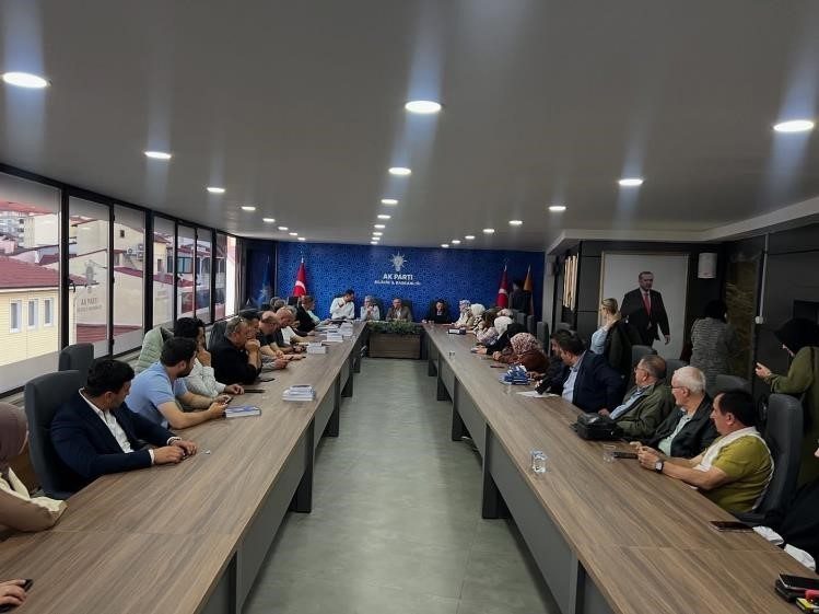 AK Parti’de yerel yönetim değerlendirildi AK Parti Bilecik İl Başkanı Serkan Yıldırım’ın başkanlığında, belediye ve