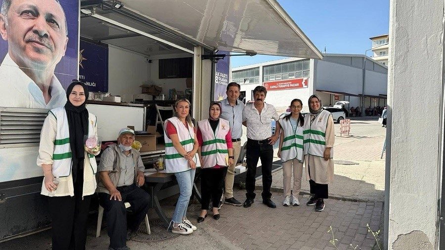AK Parti’den kapalı pazar alanında üye standı AK Parti Bilecik Merkez İlçe Başkanlığı tarafından kapalı pazar alanında