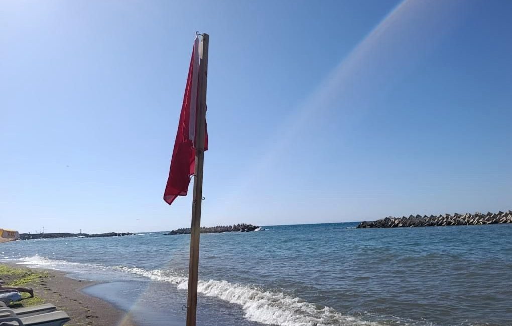 Akçakoca’da deniz girmek yasaklandı Hafta sonunu denizde geçirmek isteyenler için Akçakoca Kaymakamlığı’ndan uyarı geldi.
