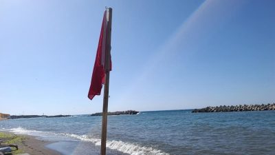 Hafta sonunu denizde geçirmek isteyenler için Akçakoca Kaymakamlığı’ndan uyarı geldi.