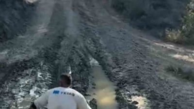 Sakarya’nın Geyve ilçesinde orman yangınında bir vatandaş, çukurdan aldığı suyu