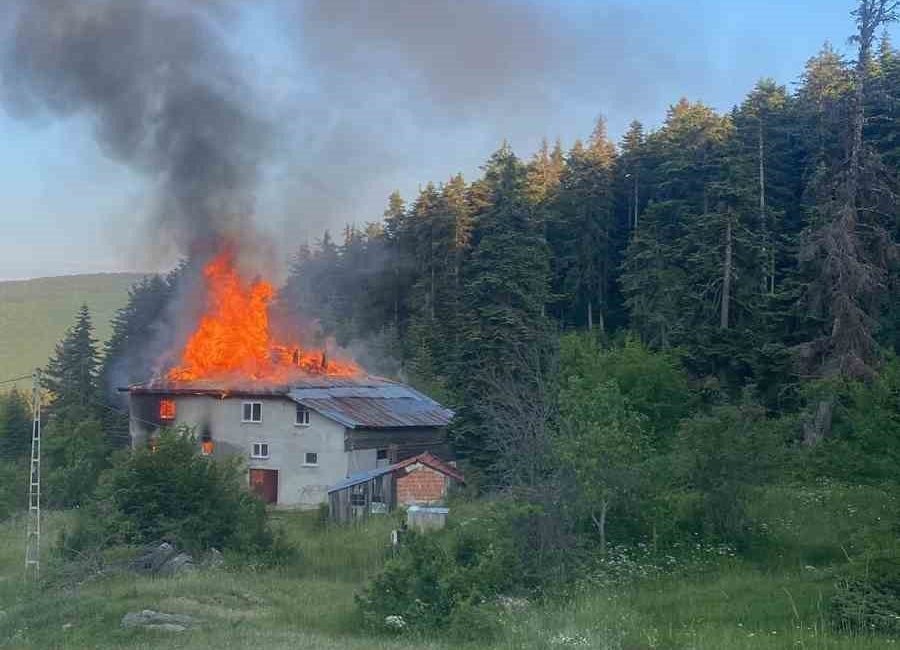 Alevlere teslim olan ev kullanılmaz hale geldi Kastamonu’nun Devrekani ilçesinde çıkan yangında iki katlı ev kullanılmaz hale