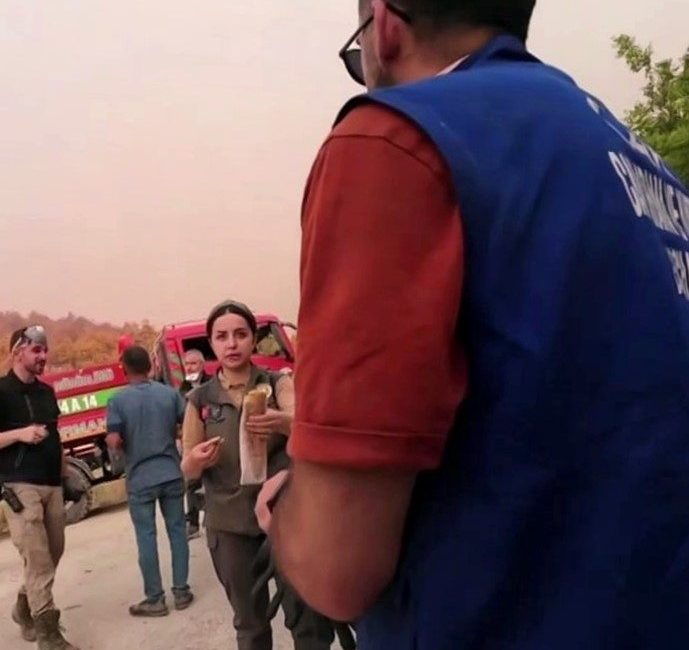 Alevlerin arasında insanlık dersi: Yangın bölgesinde paylaşılan bir lokma yürekleri ısıttı Sakarya’nın Taraklı ilçesinde başlayıp Bilecik’e sıçrayan orman yangınıyla mücadele devam