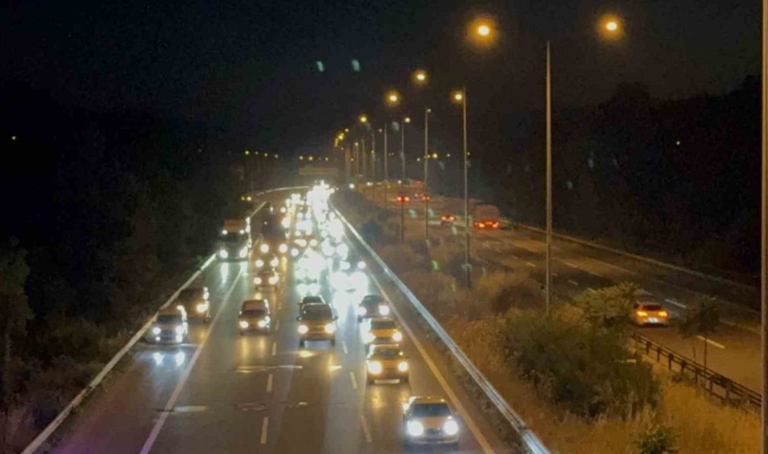 Anadolu Otoyolu Düzce geçişinde akıcı yoğunluk devam ediyor Kurban Bayramı tatili için memleketlerine gidenler Anadolu Otoyolu Düzce geçişinde