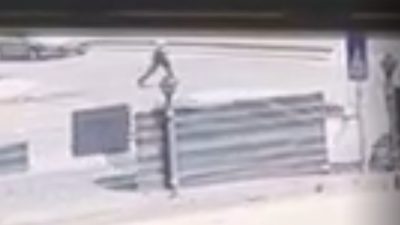 Bolu’da yola aniden atlayan adam, otomobil çarpması sonucu yolda savrularak