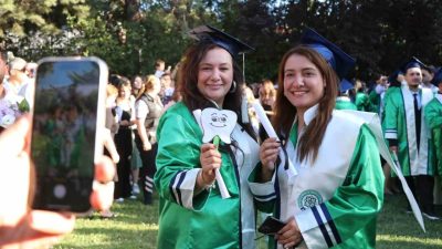 Kocaeli Sağlık ve Teknoloji Üniversitesi’nin mezuniyet törenine anne-kız damga vurdu.