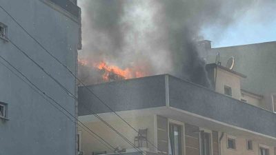 Kocaeli’nin Gebze ilçesinde 4 katlı apartmanın çatısında çıkan yangın korkuttu.