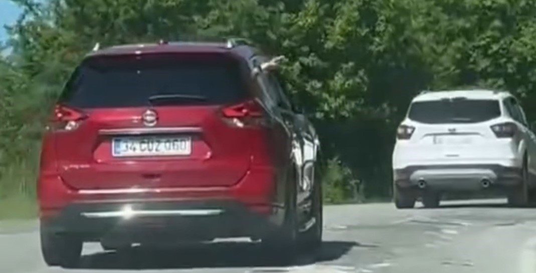 Aracından yola defalarca çöp atarken görüntülendi Bolu’nun doğa harikası Gölcük Tabiat Parkı’na gelen bir araçtan yol
