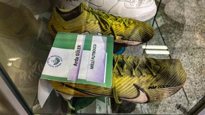 Bolu’da 250’nin üzerinde ünlünün ayakkabısının sergilendiği müzede, İspanyol devi Real