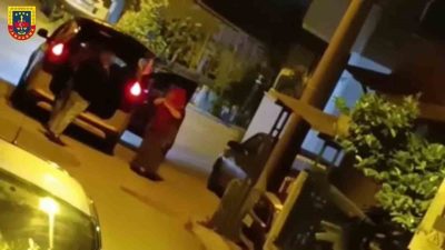 Sakarya’nın Akyazı ilçesinde tartıştığı arkadaşını silahla bacaklarından vuran şahıs, taksinin