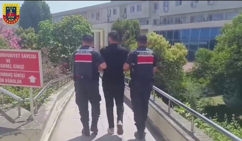 Arkadaşını silahla yaralamıştı, bungalovda saklanırken yakalandı Sakarya’nın Arifiye ilçesinde alkol aldıktan sonra tartıştığı arkadaşını silahla vurarak