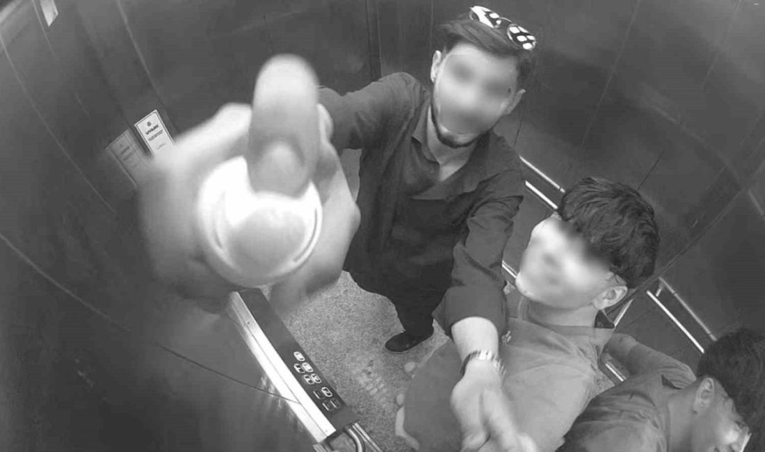 Asansörün güvenlik kamerasına köpük sıktılar Kocaeli’nin Körfez ilçesinde bir şahıs, bindiği asansörün güvenlik kamerasına köpük