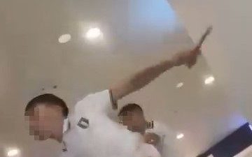 Kocaeli’nin İzmit ilçesinde bulunan bir AVM’de arkadaşlarıyla gezen genç, bir