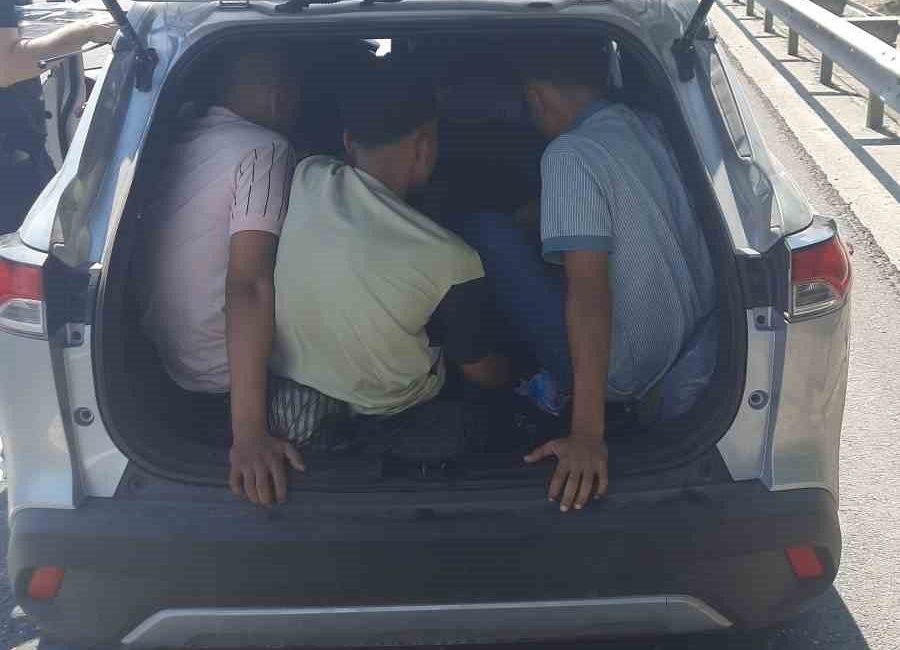 Bagajdan eşya değil, düzensiz göçmen çıktı: 1 tutuklama Anadolu Otoyolu Sakarya geçişinde yabancı uyruklu şahsın kullandığı cipte 9