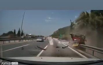 Kocaeli’nin Körfez ilçesinde cipin bariyerlere girip takla attığı anlar, araç