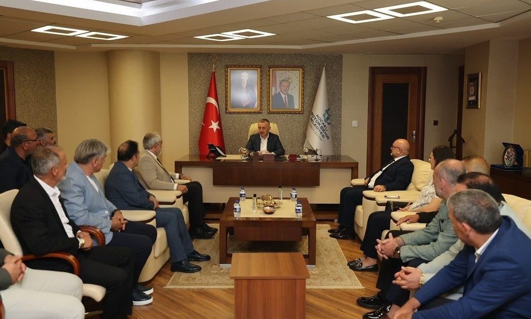 Başkan Büyükakın, güven tazeleyen federasyon başkanı ve yönetimini ağırladı Kocaeli Büyükşehir Belediye Başkanı Tahir Büyükakın, geçtiğimiz günlerde yapılan seçimde