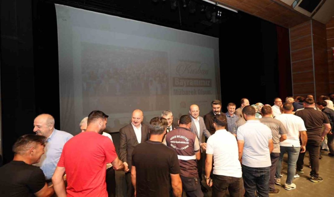 Başkan Büyükgöz, belediye personeliyle bayramlaştı Gebze Belediye Başkanı Zinnur Büyükgöz, belediye personeliyle bayramlaşarak birlik, beraberlik