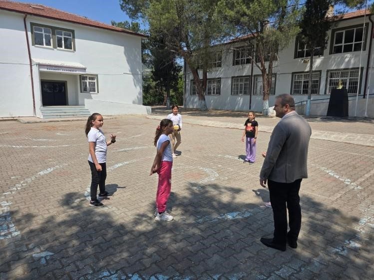 Başkan Dilsiz öğrencilerle bir araya geldi Bayırköy Belde Belediye Başkanı Aykut Dilsiz, eğitim öğretim yılının son
