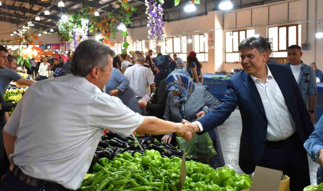 Başkan Durgut, pazarcı esnafı ile bir araya geldi Söğüt Belediye Başkanı Ferhat Durgut, Kapalı Pazaryeri’nde esnaf ve vatandaşlarla