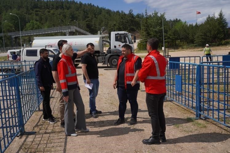 Başkan Subaşı kurban satış alanını inceledi Bilecik Belediye Başkanı Melek Mızrak Subaşı, Osmangazi (TOKİ) Mahallesi girişinde