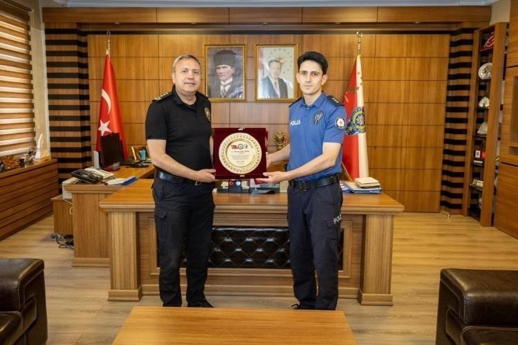 Başkomiser Özen’e veda töreni Bilecik İl Emniyet Müdürü Hakan Yılmaz, Balıkesir’e atanan Başkomiser Recep