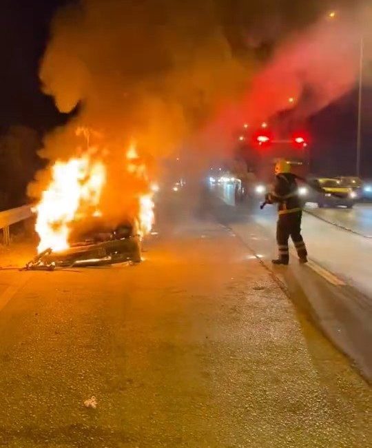 Bayram dönüşü otomobil alev alev yandı TEM otoyolu Körfez geçişinde bir otomobil alev alev yandı. Olay,