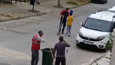 Düzce’de Kurban Bayramı’nda mesai yapan temizlik personellerine çikolata ve kolonya