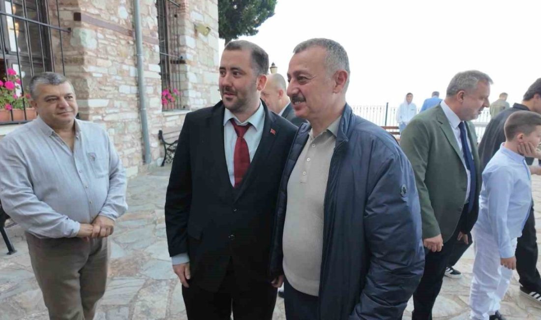 Bayram namazını 693 yıllık ecdat yadigarı camide kılan Büyükakın: “Zulümlerin son bulduğu bayram olsun” Kocaeli Büyükşehir Belediye Başkanı Tahir Büyükakın, Kurban Bayramı namazını 693