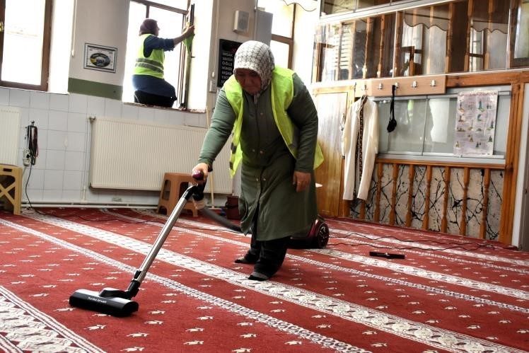 Bayram öncesi manevi temizlik, camilerde gül suyu kokusu Söğüt Belediyesi, Kurban Bayramı öncesinde ilçedeki tüm camilerde kapsamlı bir