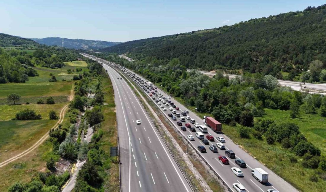 Bayram trafiği durma noktasına geldi Kurban Bayramı tatilinin dönüş yolculuğunda TEM Otoyolu’nun Bolu geçişinde trafik
