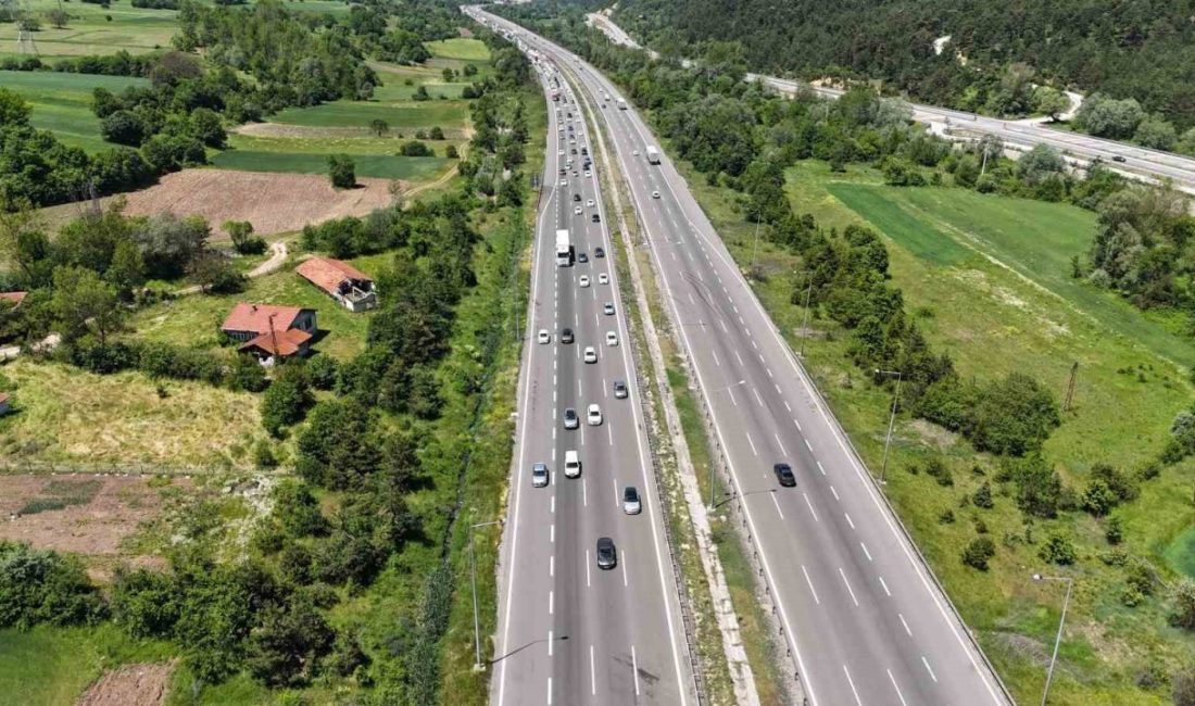 Bayram trafiği sürüyor: Bolu’da kilometrelerce kuyruk TEM Otoyolu’nun Bolu geçişinde oluşan trafik yoğunluğu havadan dronla görüntülendi.